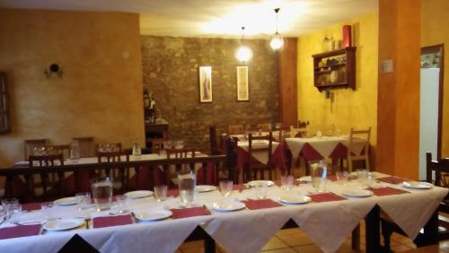 un comedor con mesas con mantel blanco en Casa Rural Fuentetrigo, en Brizuela