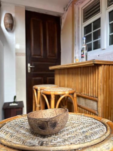 a bowl sitting on top of a table at Maison avec Jardin et salle de sport in Capesterre-Belle-Eau