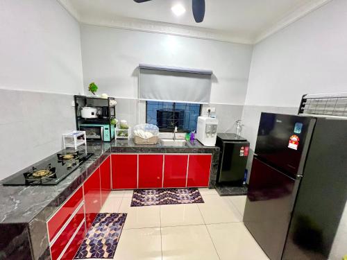 Η κουζίνα ή μικρή κουζίνα στο Sunlight Homestay Selandar Melaka
