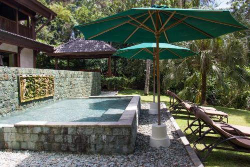Сад в Luxurious Private Holiday Villa at Tip of Borneo