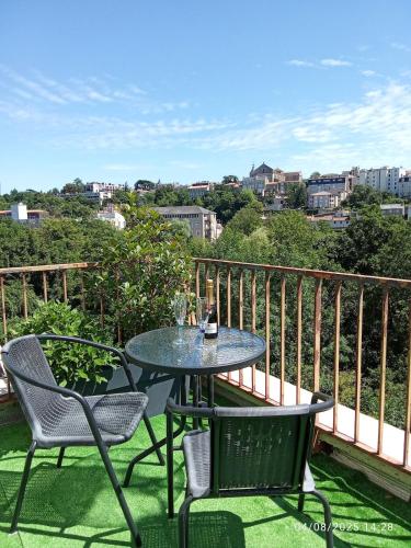 a patio with a table and chairs on a balcony at T2 - Terrasse avec vue imprenable - Secteur gare in Poitiers