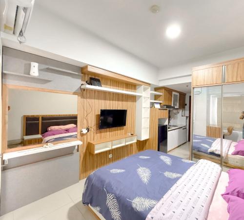 Postel nebo postele na pokoji v ubytování Tmansari Mahogany Apartement By Cozy