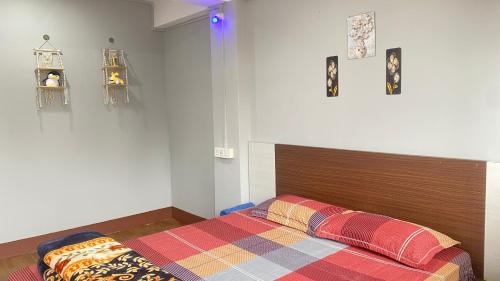 Ένα ή περισσότερα κρεβάτια σε δωμάτιο στο Naman Homestay