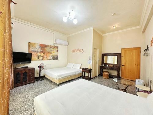 Un dormitorio con una cama y un televisor de pantalla plana. en 羽竹民宿 -- 自助方式-附免費停車--, en Hualien City