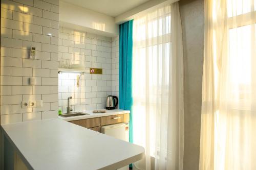 een keuken met een aanrecht, een wastafel en een raam bij Doba In Ua Luhovska255 Apartments in Dnipro