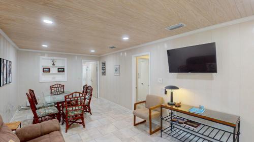 a living room with a couch and a table at BEACHY SISTERS B Duplex in Jekyll Island