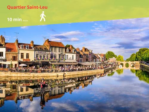 アミアンにあるBel appartement 2 chambres proche St Leuの川橋上に立つ群衆