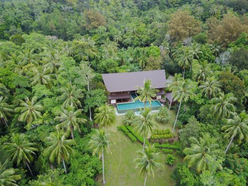 Сад в Luxurious Private Holiday Villa at Tip of Borneo