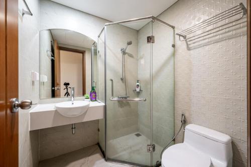 a bathroom with a shower and a sink and a toilet at Saigon Landmark Cityview Apartment - PYG in Ho Chi Minh City