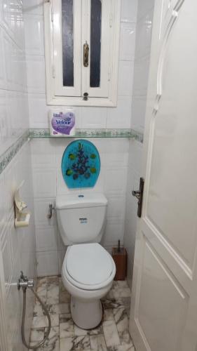 a bathroom with a white toilet and a window at Villa avec piscine au style Sibi Bou Saïd in Sousse