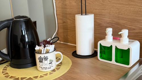 Set per la preparazione di tè e caffè presso VALSAMO HOSPITALITY ΓΟCTOΠΡhΕΜCTBO