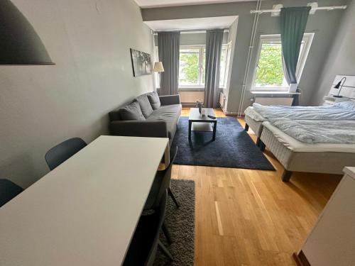 una sala de estar con una cama y un sofá en Skarholmen Stockholm Apartment, en Estocolmo