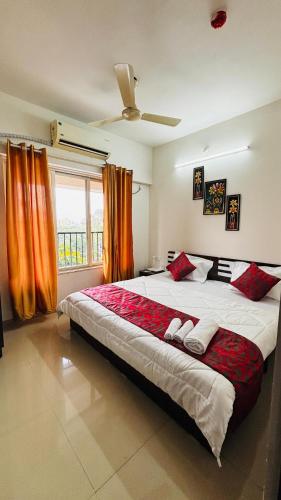 Un dormitorio con una cama grande con cortinas naranjas. en Private Rooms In Baner, en Pune
