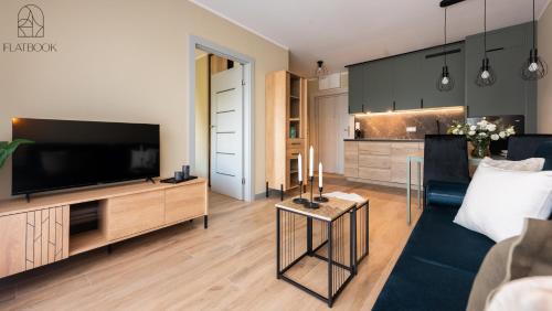 TV a/nebo společenská místnost v ubytování Jantar Resort Flatbook - Wynajem Apartamentów nad Morzem