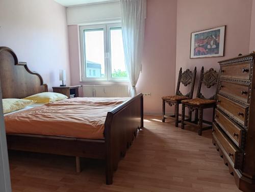 Cama o camas de una habitación en QUIET PEACEFUL 2BR apartment with parking in KIRCHBERG