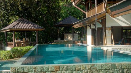 Бассейн в Luxurious Private Holiday Villa at Tip of Borneo или поблизости