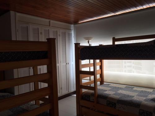 1 dormitorio con 2 literas y ventana en Ocean View San Andres Apartment, en San Andrés