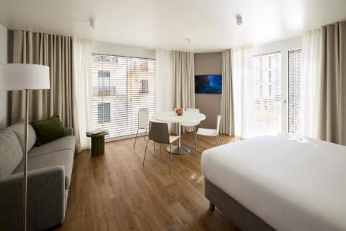 Una cama o camas en una habitación de Base Geneva