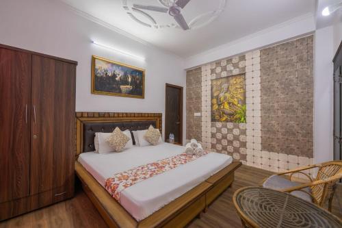 a bedroom with a large bed in a room at Evening Sky Homestay - Kasauli !!! in Kasauli