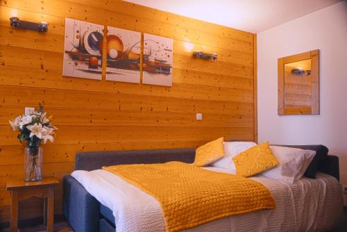 studio chic redécoré avec soin, idéal couples familles ou entre amis,parfait pour cure thermale ou séjour ski, wifi 180 chaines tv parking couvert photo 2