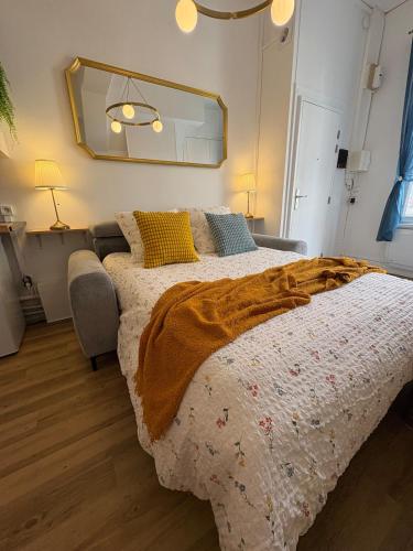 Giường trong phòng chung tại La Loge des Artistes - Plein centre