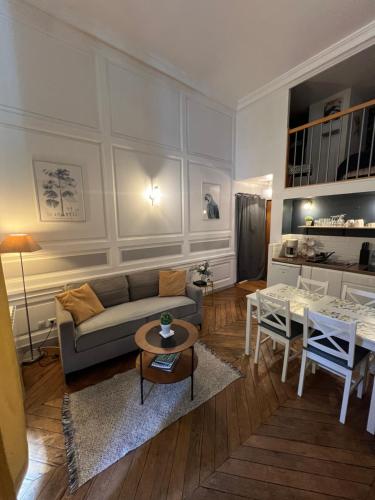 un salon avec un canapé et une table dans l'établissement Le panorama de la vicomté, à Dieppe