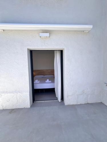 a white room with a bed in a wall at Camping Joncar Mar in Roses