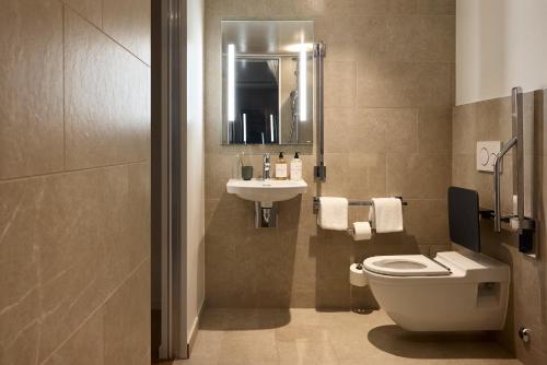 Un baño de Base Geneva