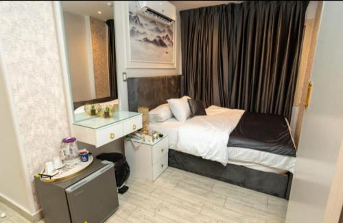 Postel nebo postele na pokoji v ubytování Lotus Al-Tahrir hotel
