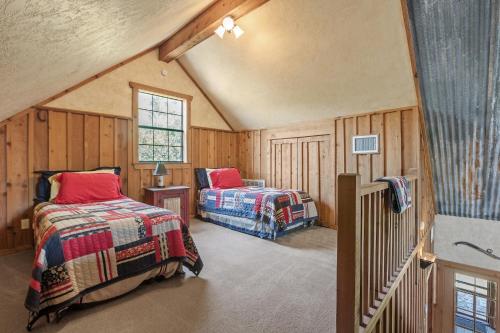 Postel nebo postele na pokoji v ubytování SisterCreek Ranch - First Cabin