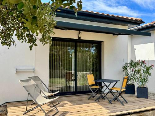 un patio con sillas y una mesa frente a una casa en Le Clos des Cigales, en Nimes
