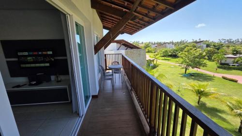 a balcony with a view of a yard at Club Meridional Carneiros 01PS Pé na Areia by LP in Tamandaré