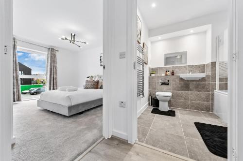 Ένα μπάνιο στο Brand New Luxurious 2bed Apartment by AYMONS HAVEN