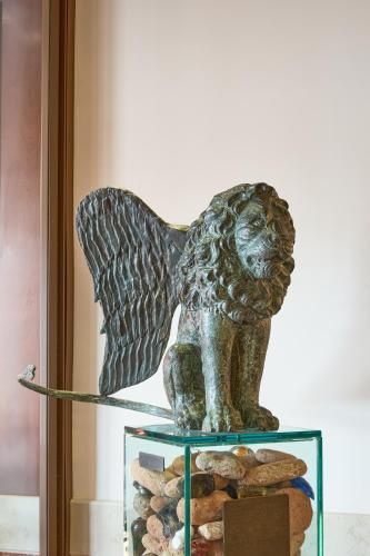 a statue of an owl sitting on top of a glass shelf at Hotel Santa Chiara in Venice