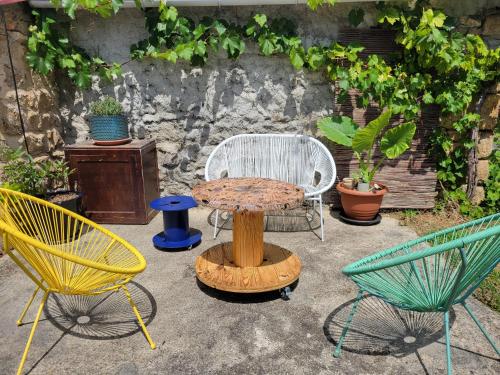 Petite maison à la campagne avec extérieur