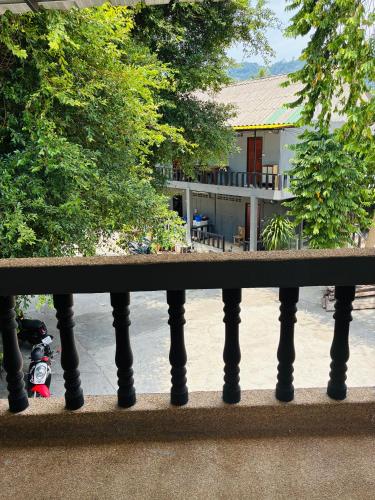 una vista de una casa desde detrás de una valla en Apartment Wat Sawang Arom 08, en Ban Ko Khwan