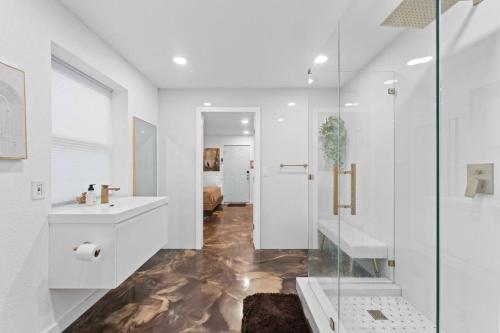 Et badeværelse på Pool Paradise - Gym, Sauna, Bar