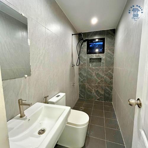 bagno con lavandino, servizi igienici e TV di Be'er Shiva Staycation - Antipolo 
