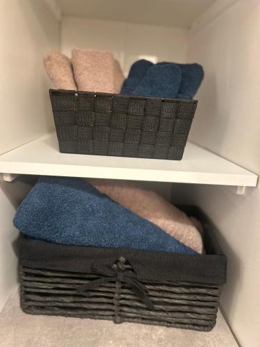 deux paniers de serviettes sont disposés sur une étagère dans l'établissement Lou Caladou du Verdon - Riez, à Riez
