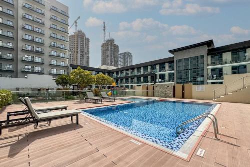 Bright and Stylish 2 Bed Home Opposite Circle Mall