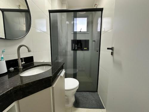 une salle de bain avec toilettes, lavabo et douche dans l'établissement Apto Alto Padrão Aviação 2Qts (1Suíte), à Praia Grande