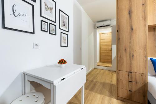 a white desk in a bedroom with a bed at GuestReady - Practical city hideout in Gaia (C) in Vila Nova de Gaia