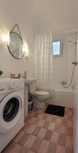 a bathroom with a washing machine and a toilet at Gandia stay in Gandía