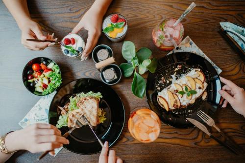 Jarkova 75 في بريشوف: مجموعة من الناس يجلسون حول طاولة مع أطباق من الطعام