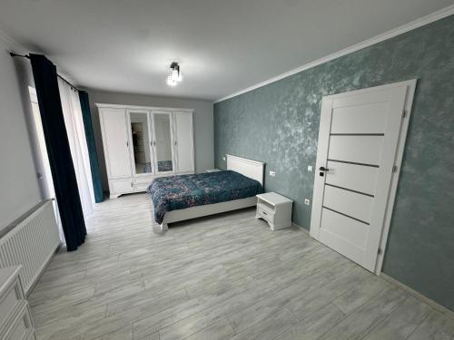 Postel nebo postele na pokoji v ubytování Moderno Stay Bistrița