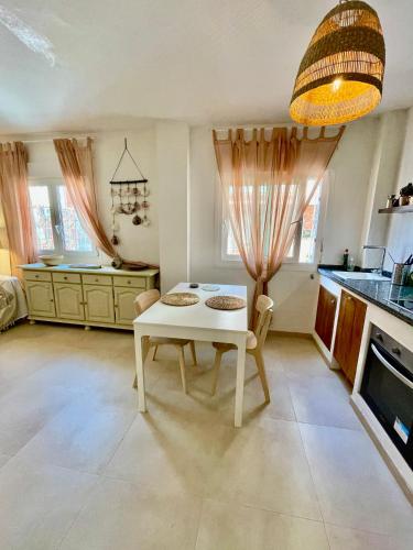 Foto Sun and Sea Modern Studio El Palo 1 min to Beach 4