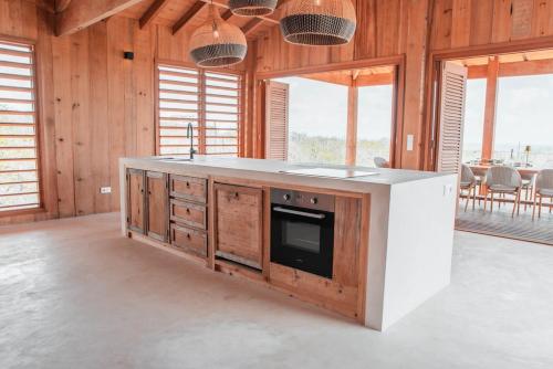 Kuchyň nebo kuchyňský kout v ubytování Luxury Eco-Villa with Ocean Views & Total Privacy