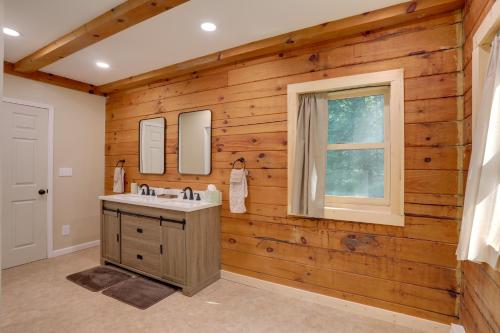 Ένα μπάνιο στο Panama Cabin on 36 Acres with Hot Tub and Trails!