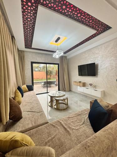 TV a/nebo společenská místnost v ubytování Villa avec piscine Aghmat
