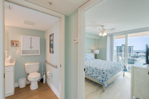 baño con cama, aseo y ventana en Lovers Key #1106 by Sun Palace Vacations, en Fort Myers Beach